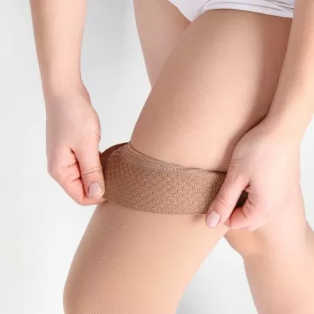 Чулки компрессионные IDEALISTA ID-300W унисекс 2 класс компрессии с закрытым носком и гладкой резинкой на широкое бедро цвет карамель 